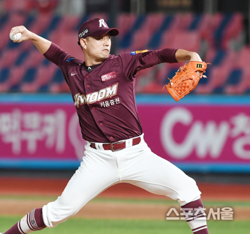 [포토] 키움 김상수, 4-1 승리에 마침표를!
