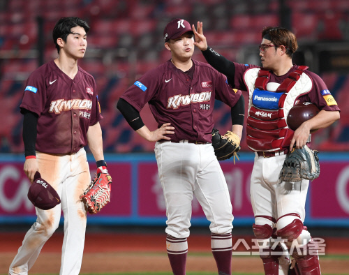 [포토] 키움 이지영, 하이파이브는 못하지만~