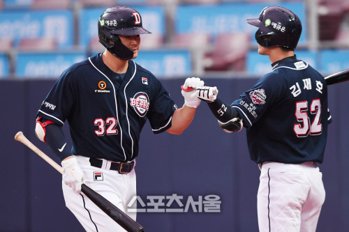 [포토] 두산 김재호, 김재환 홈런포가 반가워~