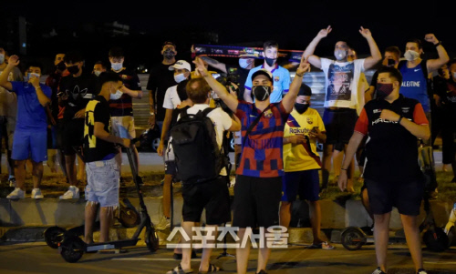 메시 이적 요청에 뿔난 바르사 팬들, 홈구장 찾아 바르토메우 퇴진 요구