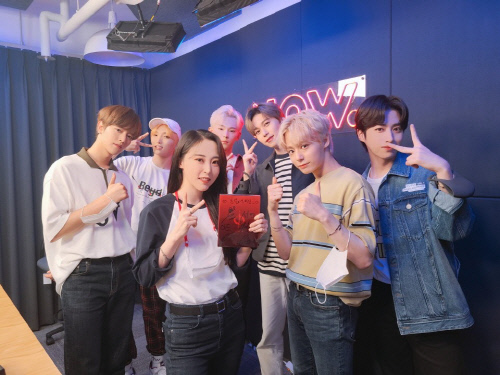 원어스X마마무 문별, '어벤걸스' 출연 인증샷 공개…훈훈 선후배 케미