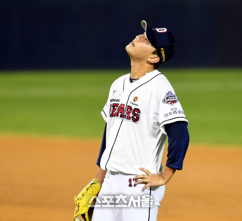 [포토] 8회 동점 허용하는 홍건희