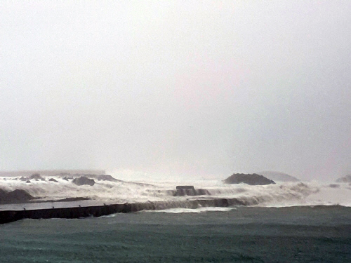 태풍 '바비' 제주 넘어 내일 새벽 서울 근접…강풍 천둥번개 동반 폭우(종합)