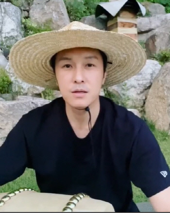 김동완, 집 앞 의문의 남성 찍힌 CCTV 영상에 "노 마스크, 왜 이러시는지 문의하겠다"