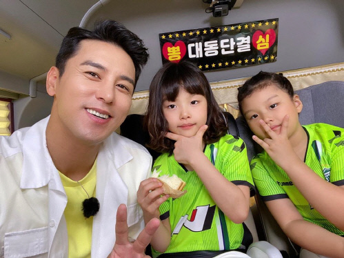 '꽃사슴' 장민호, 이동국 딸 설아X수아 만나 '웃음꽃' 만개…"완전 오빠야"[★SNS]