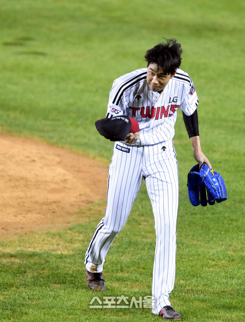 [포토] 황재균 사구에 사과하는 정우영