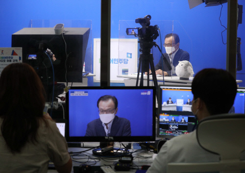 비대면 퇴임 기자간담회 하는 민주당 이해찬 대표