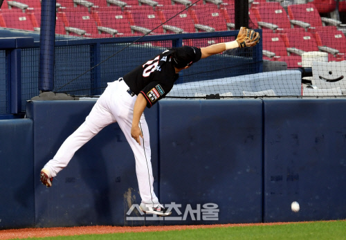 [포토] 황재균 '아쉽게 놓쳤어'
