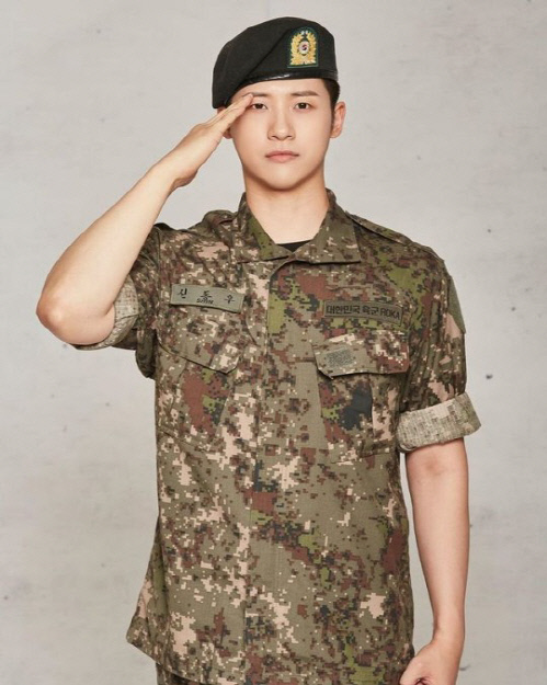 B1A4 신우, 전역 신고 "1년7개월 복무 잘 마쳐…팬들 덕분"