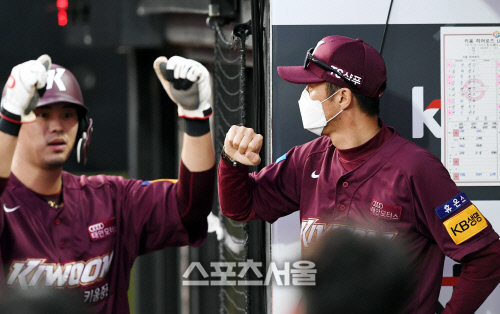 [포토] 키움 손혁 감독, 하이파이브도 제스처로만~!