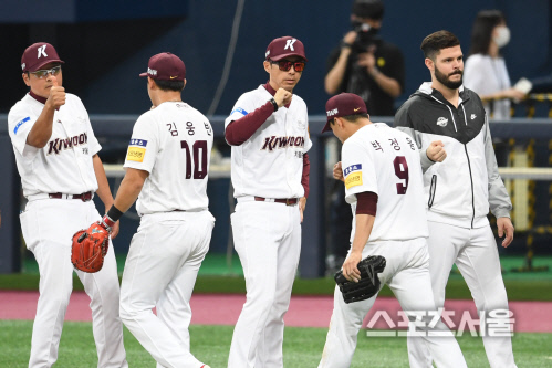 [포토]승리의 하이파이브 나누는 키움의 손혁 감독