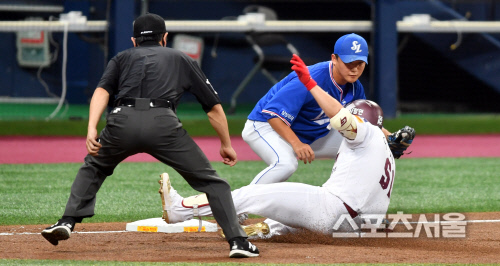 [포토]키움 이지영 '아웃에서 세이프로'