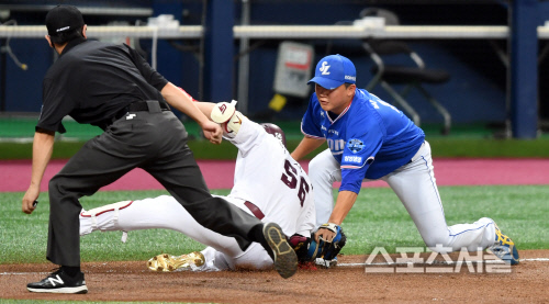 [포토]키움 이지영 '아웃에서 세이프로'