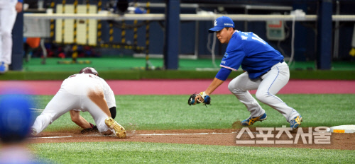 [포토]키움 이지영 '나 미끄러진거야!'