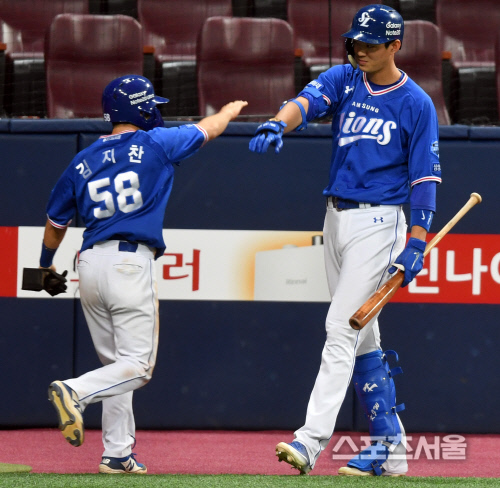 \'역전주자 김지찬 축하하는 구자욱\' 머리하나 차이나는 키[포토]