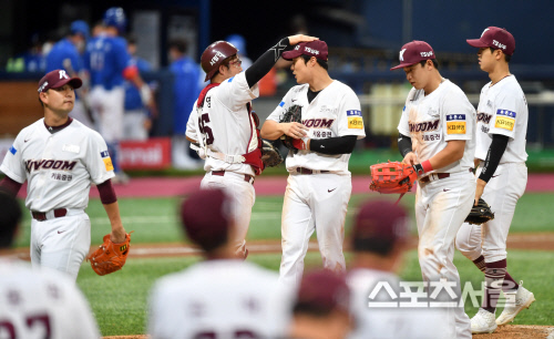 결승타 이지영 '하성아 머리는 괜찮지?'[포토]