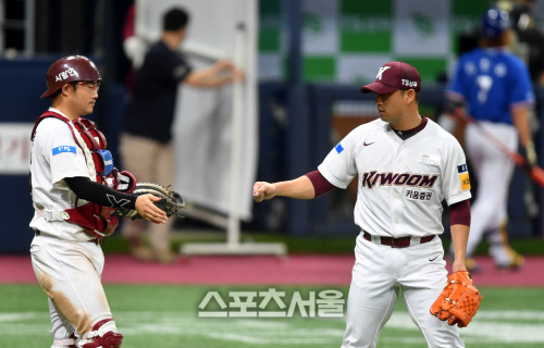 무실점 역투 김상수 \'세리머니도 언택트로{포토]