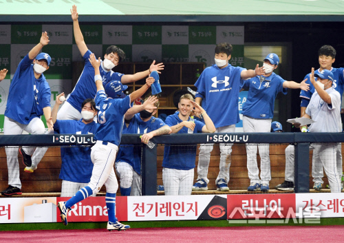[포토] 삼성 박해민, 동점 적시타에 이은...역전 득점의 환호!