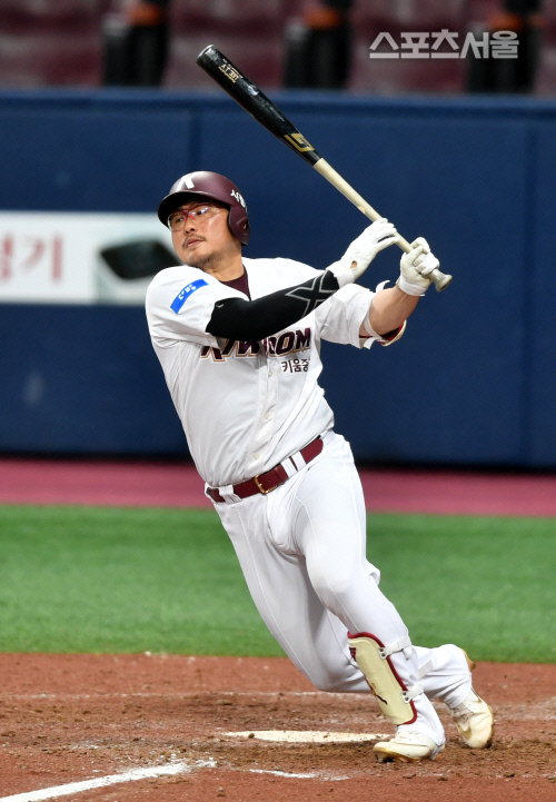 [포토]\'9회말 2루타로 포문 열어\' 전병우