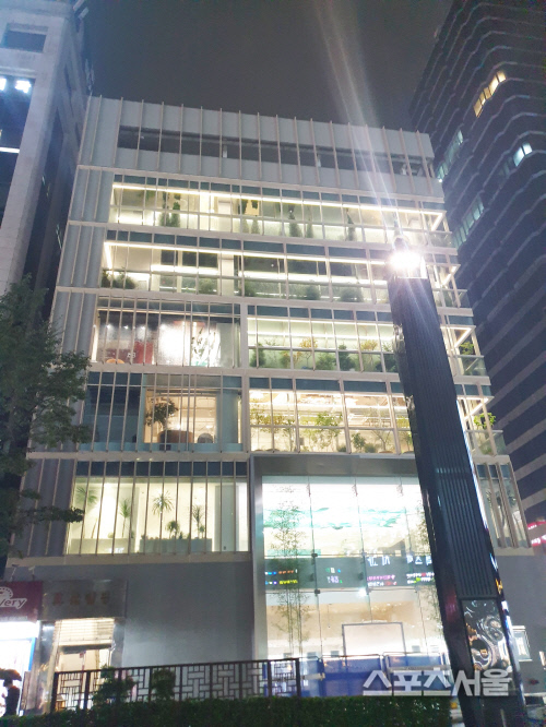 [단독]강남 유니클로 자리에 LG유플러스 홍보관 입점