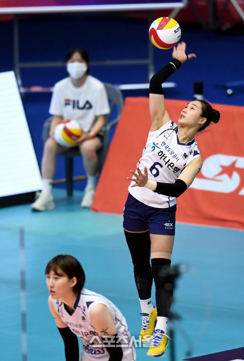 [포토] 도로공사 이고은 \'신중한 서브\'