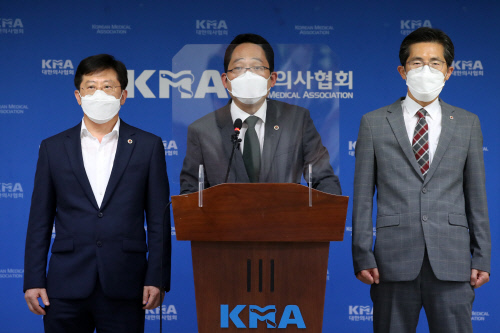 정부 "환자 외면한 의사들, 선 넘었다" vs 의협 "정부, 고발 조치로 필수의료 사망선고"