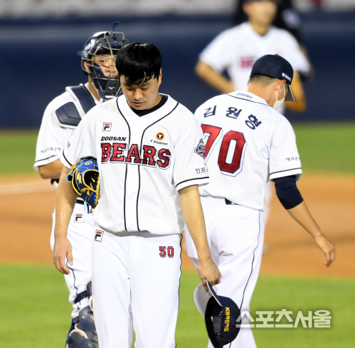 [포토] 6회 무사 만루서 교체되는 이영하