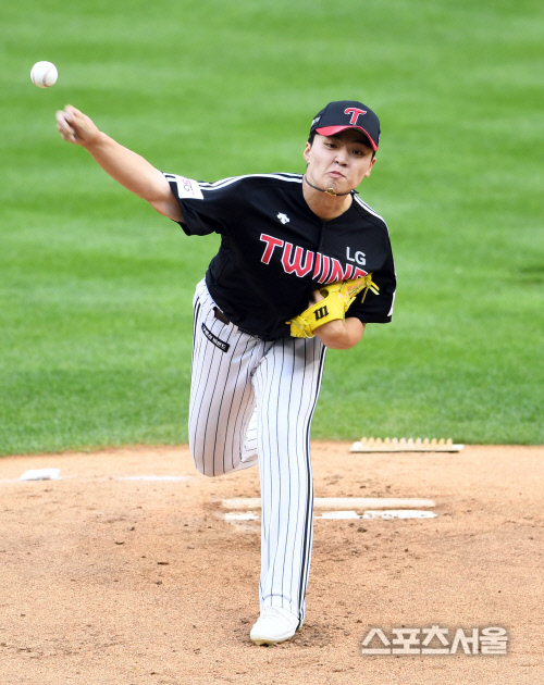 [포토]힘차게 공 뿌리는 LG 선발 이민호