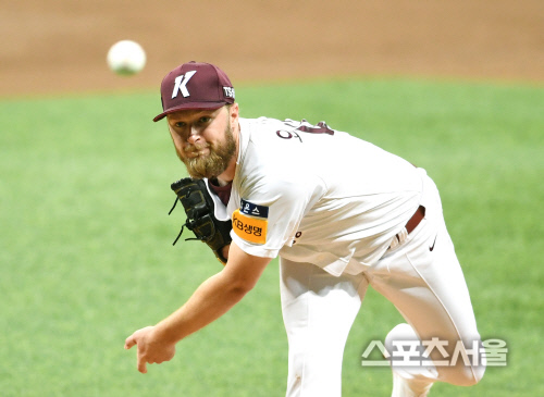 "솔직히 낫잖아" 순위표 점령한 외인투수, 잠실 두 사령탑의 해석[SS현장]