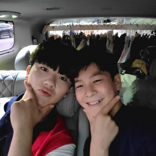 '트롯손자' 정동원X남승민, 세상 어디에도 없는 '친형제 케미' 과시[★SNS]