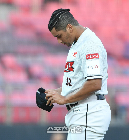 [포토] kt 쿠에바스, 비니부터 쓰고...