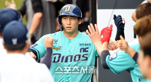 [포토] NC 나성범, 동점을 만드는 솔로 홈런!