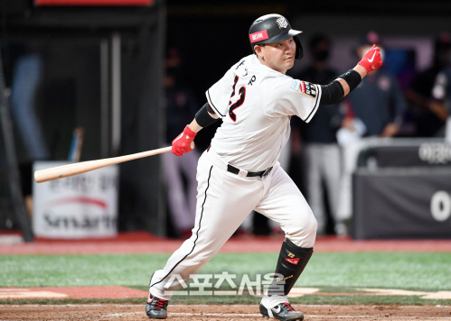 [포토]박세웅에 강한 장성우, 1타점 선제 적시타