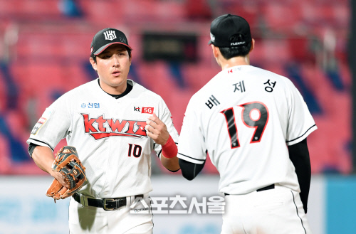 [포토]KT 황재균, 배제성 어깨 가볍게 한 트리블 플레이!