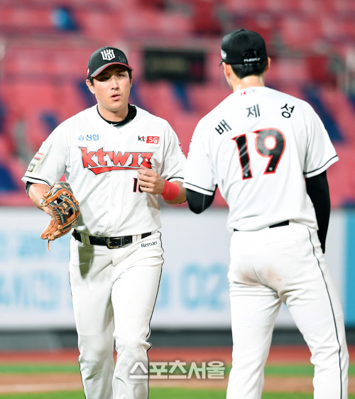 [포토]KT 황재균-배제성, 4회초는 트리플 플레이로 가볍게!