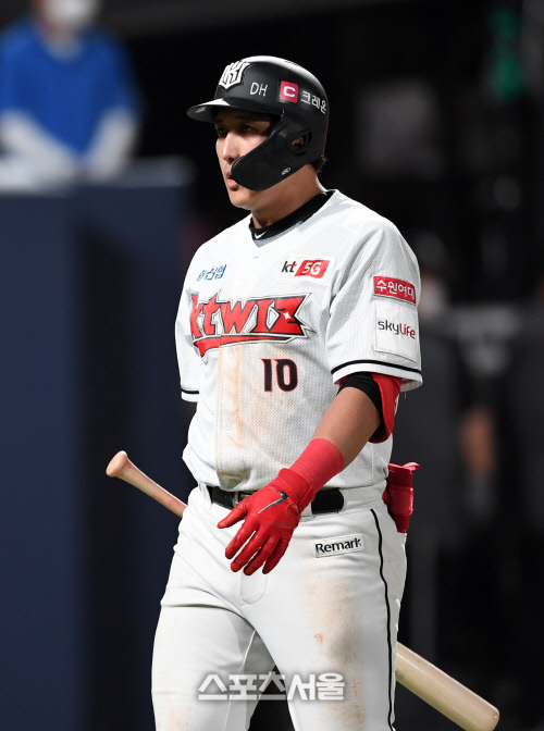 [포토]KT 황재균, 시즌 10번의 만루 기회 무안타 부진