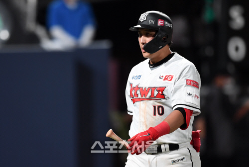 [포토]시즌 10번째 만루 기회에도 무안타로 물러나는 황재균