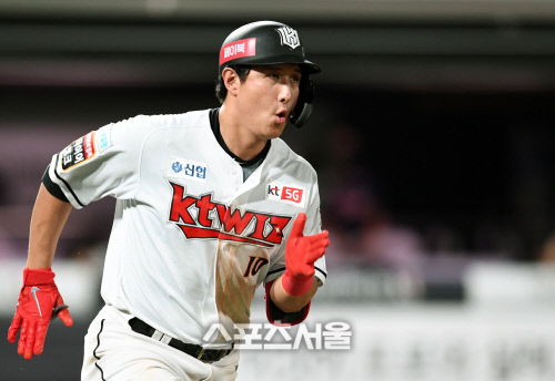 [포토]KT 황재균, 롯데 박시영 상대 시즌 12호 홈런