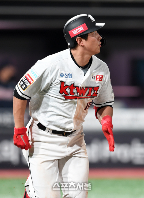 [포토]KT 황재균, 시즌 12호 홈런 넘어간다!