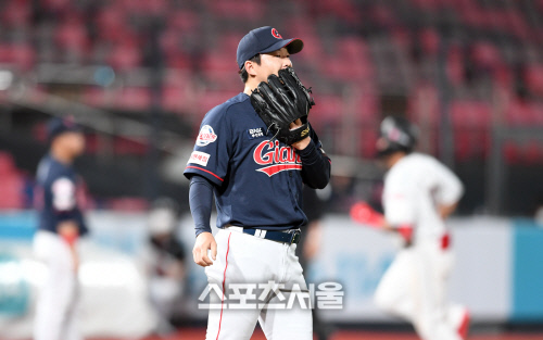 [포토]황재균에게 솔로 홈런 허용한 박시영