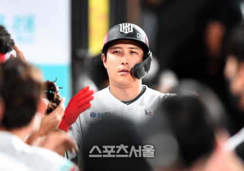 [포토]KT 황재균, 솔로포로 시즌 12호 홈런