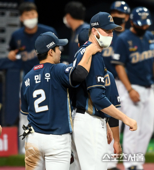 [포토] 박민우 \'라이트, 승리 축하해\'