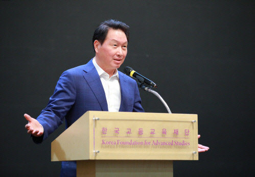 해외유학 장학생 격려하는 최태원 회장