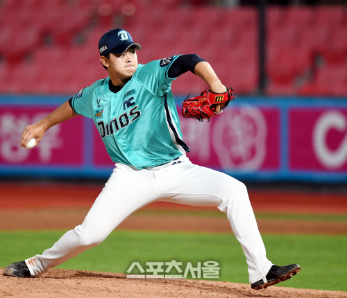 [포토] 5회 마운드에 오른 송명기
