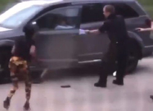 미 경찰, 비무장 흑인 등 뒤 수차례 총격