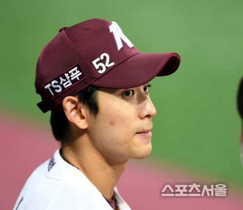 [포토] 이정후 \'박병호의 빠른 회복을 바라며\'