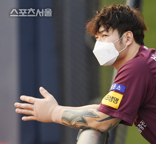 [포토] 키움 박병호, 마스크보다 답답한...손등 부상...