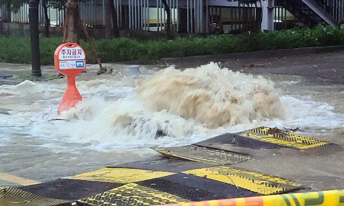 속초 도심 폭우에 하수도 역류