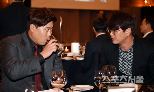 [포토] 김광현과 이야기 나누는 류현진