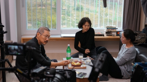 영화 '도망친 여자' 스틸 속 같은 곳을 보는 홍상수·김민희